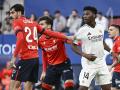 Los jugadores de Osasuna y Real Madrid, durante un momento del partido