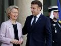 El presidente francés, Emmanuel Macron, recibe a la presidenta de la Comisión Europea, Ursula von der Leyen, antes de una cumbre informal de líderes europeos