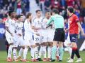 Munuera Montero y los jugadores del Real Madrid en el partido ante Osasuna