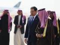El secretario de Estado de Estados Unidos, Marco Rubio, es recibido por el viceministro de Asuntos de Protocolo de Arabia Saudita, Abdulmajeed al-Smari, a su llegada al Aeropuerto Internacional Rey Khalid en Riad