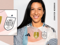 Jenni Hermoso posa con la nueva camiseta de España