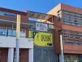 El Ayuntamiento de Rivas colgó una pancarta que aboga por un mundo sin pena de muerte