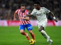 Vinicius y Koke pelean por un balón en el último derbi