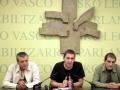 El portavoz de Socialistas Abertzales (antes Batasuna) en el Parlamento Vasco, Arnaldo Otegi, acompañado por sus compañeros de grupo Antton Morcillo (i) y Josu Ternera (d)