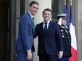 Pedro Sánchez es recibido por el presidente francés, Emmanuel Macron, en el Elíseo