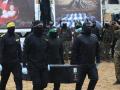 Terroristas de Hamás cargan un ataúd con el cadáver de uno de los rehenes en Gaza