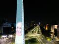El célebre obelisco de Buenos Aires, iluminado con la imagen del Papa anoche