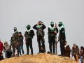 Terroristas de Hamás durante la entrega de los cuerpos de los rehenes israelíes