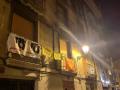 Ristra de pancartas reivindicativas en un edificio municipal