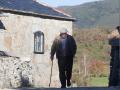 Un anciano camina por la zona de la ruta de Los Ancares, en Lugo, Galicia