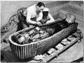 Howard Carter analizando la momia de Tutankamon