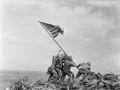 Alzando la bandera en Iwo Jima. Fotografía de Joe Rosenthal