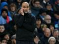 Pep Guardiola reflexiona en un partido con el Manchester City