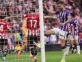 El jugador del Athletic de Bilbao, Yuri, celebra el gol ante la desesperación del capitán del Real Valladolid, Luis Pérez