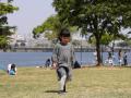 Niña en Corea juega en un parque