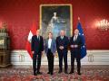 De izquiera a derecha: el presidente de Austriam Alexander van der Bellen; la líder de los liberales, Beate Meinl-Reisinger; el líder de los conservadores y futuro canciller, Christian Stocker y el líder de los socialdemócratas, Andreas Babler