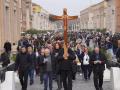 Un grupo de peregrinos procesiona por las calles de Roma