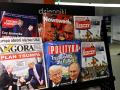 Portadas de diarios en un puesto de prensa en Varsovia, Polonia