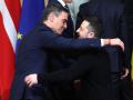 El jefe del Gobierno español, Pedro Sánchez (i), se fundió este domingo en Londres en un abrazo con el presidente ucraniano, Volodímir Zelenski
