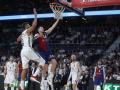 El alero del Barça Joel Parra (d) entra a canasta defendido por Edy Tavares, del Real Madrid
