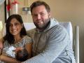 J.D. Vance y su mujer, Usha,con su bebé Mirabel