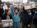 Varias personas con carteles durante una concentración de veterinarios por la polémica de la ley de medicamentos