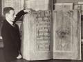 Un empleado de biblioteca nacional de Suecia junto al códice, 1929