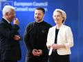 El presidente del Consejo Europeo Antonio Costa, el presidente de Ucrania Volodimir Zelenski y la presidenta de la Comisión Ursula von der Leyen
