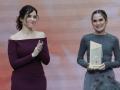La  presidenta de la Comunidad de Madrid, Isabel Díaz Ayuso, entrega un galardón a la influencer y youtuber navarra Estefanía Unzu, conocida como Verdeliss