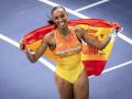 Ana Peleteiro celebra el título de campeona de Europa envuelta con la bandera de España