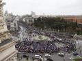 MADRID, 08/03/2025.- Vista de la plaza de Cibeles al paso de la manifestación convocada por la Comisión 8M del movimiento feminista de Madrid con motivo del Día Internacional de la Mujer, que recorre este sábado las calles de Madrid. EFE/Rodrigo Jiménez