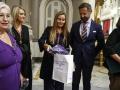La concejala de Vox en el Ayuntamiento de Valencia, Cecilia Herrero (d), recibe una camiseta de parte de la Coordinadora Feminista de la ciudad