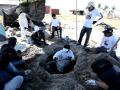 Miembros del colectivo 'Guerreros buscadores' excavan en las fosas comunes descubiertas en Jalisco, México