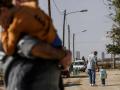 Varios niños salen del colegio CEIP Castellar Oliveral tras la reanudación de las clases tras la dana
