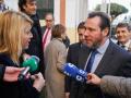 El ministro de Transportes, Óscar Puente, habla con la alcaldesa de Huelva, Pilar Miranda (archivo)
