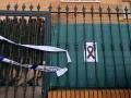 Crespón negro en la puerta de la vivienda tutelada donde fue asesinada Belén Cortés