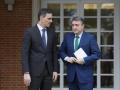 El presidente del Gobierno, Pedro Sánchez (i) recibe al portavoz del PNV en el Congreso, Aitor Esteban