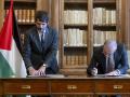 Urtasun firma el memorando bajo bandera palestina
