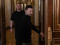 El presidente de Ucrania, Volodímir Zelenski, se retira tras una rueda de prensa en Kiev