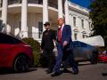 Donald Trump y Elon Musk caminan en los jardines de la Casa Blanca
