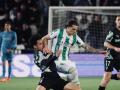 Álex Sala, jugador del Córdoba CF, en la disputa de balón en el partido ante el Sporting