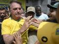 El expresidente brasileño Jair Bolsonaro, saluda a sus simpatizantes a su llegada a un mitin en Río de Janeiro, Brasil,