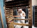 Un trabajador en la fábrica La Colchona, en Estepa, Sevilla.