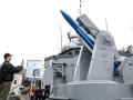 Un lanzador MK-13 para misiles SM-1 se observa en la cubierta de la fragata de la armada taiwanesa ROCS Cheng Kung