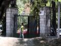 Un joven pasa por la puerta del centro de primera acogida de menores extranjeros no acompañados (menas) situado en la zona de Casa de Campo, en Madrid