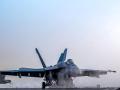 Un caza de ataque F/A-18 Super Hornet estadounidense aterrizando a bordo del portaaviones USS Harry S. Truman