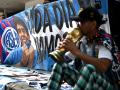 Aficionados de Maradona a las afueras del juzgado donde se celebra la vista por su muerte
