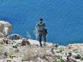 Un agente de la Guardia Civil observa las costas de Ceuta, en una imagen de archivo