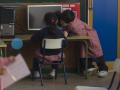 Niños en un colegio con un ordenador (Foto de archivo)