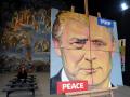 La pintura "Paz a la Paz" del artista ruso Alexey Sergienko, que representa al presidente ruso Vladimir Putin y al presidente estadounidense Donald Trump, se exhibe en la Galería Sergienko de San Petersburgo